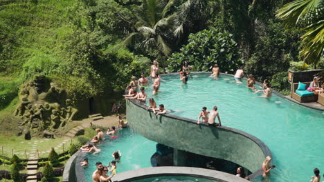 Cretya-Ubud-Por-Alas-Harum-Con-Piscinas-De-Color-Azul-Celeste---Gente-Disfrutando-De-Vacaciones-En-Bali,-Indonesia---Toma-Panorámica