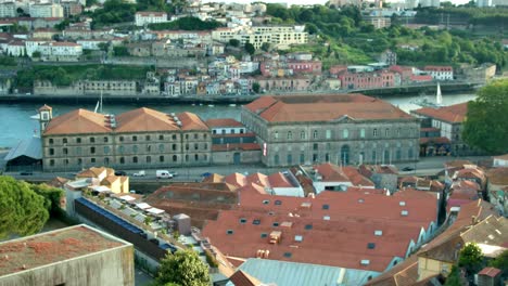 Statische-Aufnahme-Einiger-Gebäude-Und-Des-Flusses-In-Porto