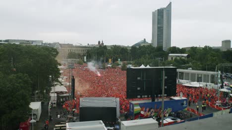 Große-Menschenmenge-Holländischer-Fußballfans-Feiert-Bei-Einer-Public-Viewing-Party-In-Leipzig,-Deutschland