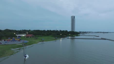 Eine-Luftaufnahme-Eines-Auf-Grund-Gelaufenen-Segelboots-Und-Hochwasser-Im-Clear-Lake-Park-Aufgrund-Des-Tropischen-Sturms-Alberto-In-Pasadena,-Texas