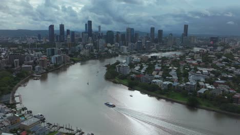 Brissy-Brisbane-Stadt-Flusskai-Citycat-Fähren-Boote-Australien-Luftdrohne-Südufer-Park-Skyline-Wolkenkratzer-Kräne-Morgen-Sonne-Regnerisch-Wolken-Australisch-Sommer-Herbst-Winter-Statische-Aufnahme