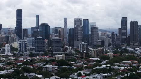 Brissy-Brisbane-Ciudad-Australia-Historia-Puente-Aéreo-Drone-Cielo-Azul-Gris-Nublado-Mañana-Verano-Otoño-Invierno-Australiano-Rascacielos-Barrio-Casa-Edificios-Tranvías-Ampliado-Paralaje-Hacia-Arriba-Movimiento