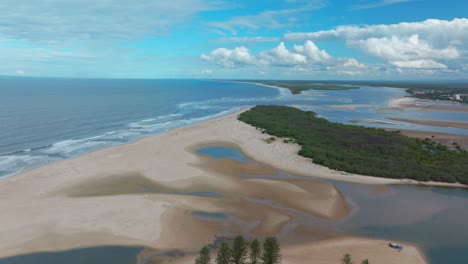 Sand-Flut-Bribie-Island-Kings-Beach-Sonnenschein-Küste-Luftbild-Drohne-Bewölkt-Sonne-Sommer-Herbst-Winter-Australien-Australier-Aussie-Atemberaubend-Schön-Queensland-Caloundra-Nach-Vorn-Schwenk-Nach-Oben-Enthüllen