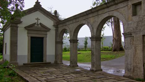 Una-Toma-Estática-De-Una-Pequeña-Capilla-Cristiana-En-Un-Parque-En-Oporto