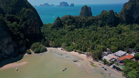 Tropische-Insel-Mit-Blauem-Meerwasser-Und-Weißem-Sandstrand-Am-Railay-Beach,-Krabi,-Thailand---Luft-Pullback