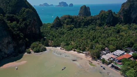 Isla-Tropical-Con-Agua-De-Mar-Azul-Y-Playa-De-Arena-Blanca-En-Railay-Beach,-Krabi,-Tailandia---Retroceso-Aéreo