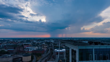 Zeitraffer-Einer-Gewitterzelle,-Die-Sich-über-Die-Stadtlandschaft-Von-Helsinki-Bewegt,-Lebendiger-Abend