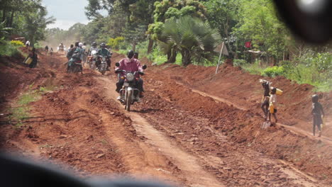 Dorfbewohner-Zu-Fuß-Und-Mit-Motorrädern-Im-Ländlichen-Uganda,-Afrika