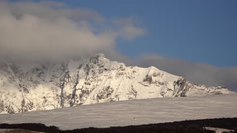 Zeitraffer-Des-Gipfels-Des-Cerro-Huemul,-Bedeckt-Von-Tiefen-Wolken-Im-Verschneiten-Patagonien,-Argentinien-In-Der-Nähe-Von-El-Chalten