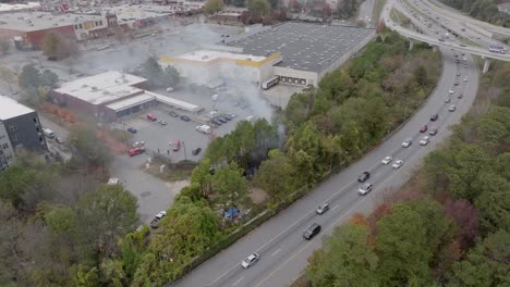 Vista-Aérea-De-Un-Incendio-Masivo-En-El-Bosque-En-Interchange-En-El-Noreste-De-Atlanta-Destruyó-Un-Gran-Campamento-De-Personas-Sin-Hogar-Cerca-De-Buckhead-En-Atlanta