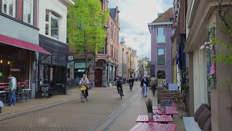 Menschen,-Die-Auf-Den-Straßen-Im-Stadtzentrum-Von-Groningen-In-Den-Niederlanden-Spazieren-Gehen-Und-Rad-Fahren