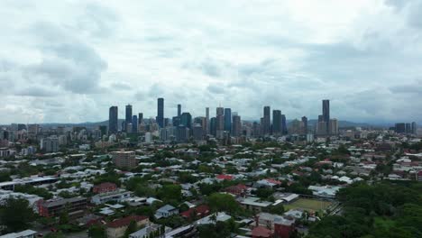 Brissy-Brisbane-Ciudad-Australia-Historia-Puente-Aéreo-Drone-Cielo-Azul-Gris-Nublado-Mañana-Verano-Otoño-Invierno-Australiano-Rascacielos-Barrio-Casa-Edificios-Tranvías-Hacia-Arriba-Movimiento