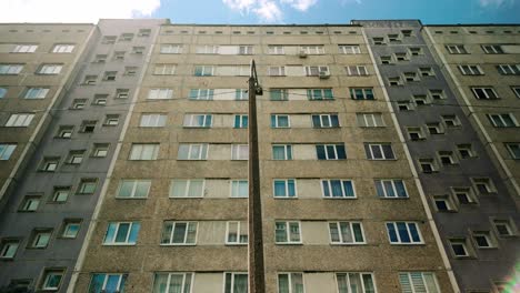 Niedrige-Ansicht-Einer-Beeindruckenden-Alten-Sowjetischen-Russischen-Brutalistischen-Architektur-Betonwohnung-Fassade