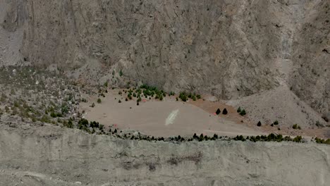 Vista-Aérea-Del-Campo-De-Cricket-De-Pissan-En-El-Valle-De-Nagar.