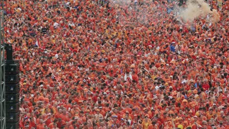 Jubelnde-Fans-In-Orange-Füllen-Das-Stadion-Zur-Fußball-Europameisterschaft-In-Leipzig