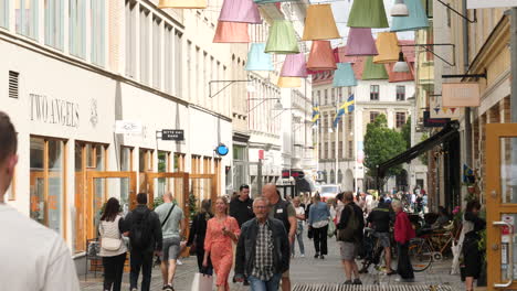 People-Walking-Along-The-Vallgatan-Street-in-Inom-Vallgraven-District-In-Central-Gothenburg,-Sweden