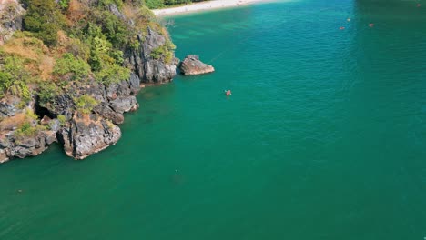 Kayak-En-La-Bahía-Del-Mar,-Playa-De-Railay-En-Krabi,-Tailandia---Toma-Aérea-De-Un-Drone