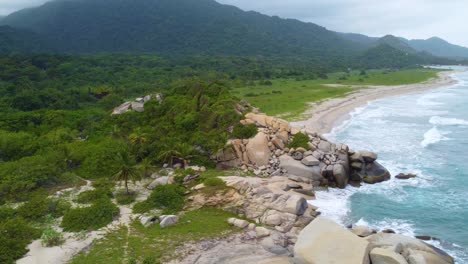 Vista-Aérea-Del-Paisaje-Costero-En-La-Playa-Tayrona-En-Santa-Marta,-Colombia