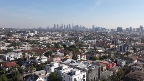 Toma-Aérea-Ascendente-Del-Horizonte-Del-Centro-De-Los-Ángeles-Desde-East-Hollywood