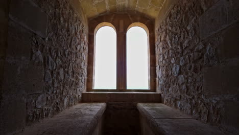 Acercándose-A-Ventanas-Arqueadas-En-Un-Castillo-De-Piedra,-Medieval-Y-Cruzado.