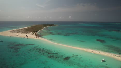 Cayo-de-agua's-sandy-path-and-turquoise-waters,-aerial-view