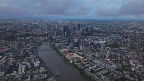 Brissy-Brisbane-Ciudad-Río-Australia-Aéreo-Drone-Cielo-Azul-Nublado-Mañana-Verano-Otoño-Invierno-Australiano-Rascacielos-Edificios-Ir-Entre-William-Jolly-Puente-Ferry-Citycats-Tolva-Barcos-Al-Revés-Movimiento