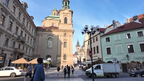 Edificios,-Calles-Y-Habitantes-De-La-Ciudad-De-Praga.