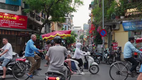 Congestión-En-Los-Cruces-De-Ciudades,-Bicicletas,-Pasajeros-De-Rickshaw,-Fachadas-De-Tiendas