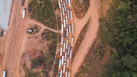 Luftaufnahme-Von-Lastwagen-An-Der-Grenze-Zu-Boten,-Laos