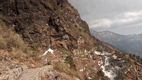 Los-Excursionistas-Viajan-A-Través-Del-Himalaya-De-Nepal-En-Las-Caminatas-Langtang-Y-Gosaikunda.