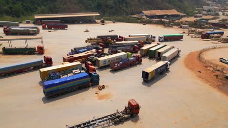 Toma-Aérea-De-Camiones-Contenedores-En-Boten,-Laos,-En-El-Centro-De-Transporte-Y-Comercio