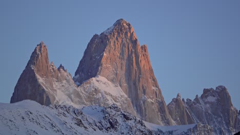 Sunrise-timelapse-over-Mount-Fitz-Roy-summit-in-Patagonia,-Argentina