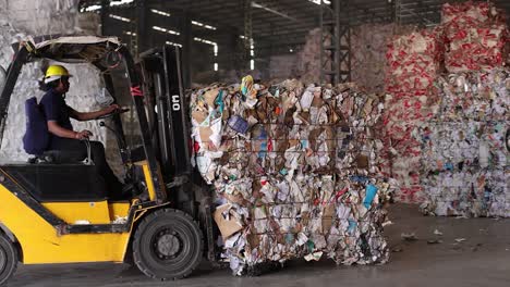 Abfall-Ist-Die-Anordnung-Des-Abfalls-In-Einem-Großen-Abfallbehälter-Und-Die-Anschließende-Entsorgung-In-Der-Recyclingmaschine.