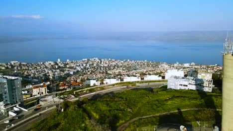 Die-Stadt-Neu-Tiberias-Und-Das-See-Genezareth-In-Einer-Filmischen-Drohnenaufnahme