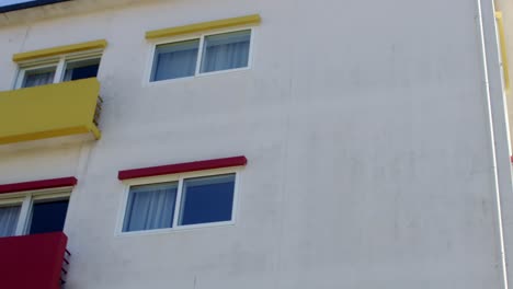 Panorámica-De-Un-Edificio-Con-Un-Par-De-Pequeños-Balcones