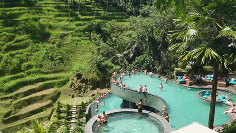 Menschen-An-Den-Azurblauen-Pools-Mit-Malerischer-Aussicht-Auf-Die-Grünen-Reisterrassen-In-Cretya-Ubud-Alas-Harum,-Bali,-Indonesien---Schwenk