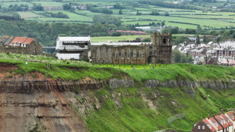 St.-Mary&#39;s-Kirche-Von-Whitby-Auf-Einer-Klippe-Mit-Blick-Auf-Die-Stadtlandschaft-In-North-Yorkshire,-England