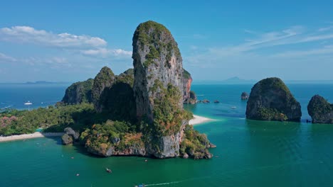 Pintorescas-Rocas-De-Piedra-Caliza-En-La-Península-De-Railay-Beach-En-Tailandia---Disparo-Aéreo-De-Drones