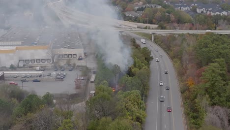 Vista-Aérea-De-Un-Incendio-Masivo-Cerca-De-Una-Autopista-En-Buckhead-En-Atlanta