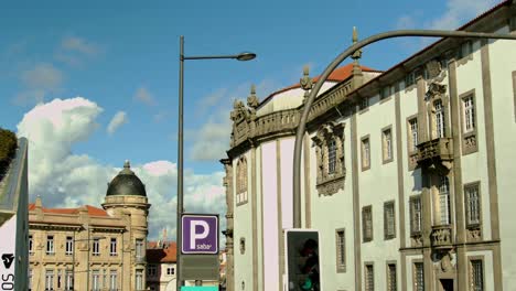 Nube-Esponjosa-Detrás-De-Un-Hecho-En-Una-Esquina-De-Un-Edificio-En-Porto