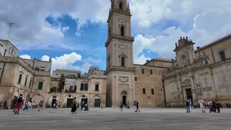 Lapso-De-Tiempo-Dinámico-En-La-Piazza-Del-Duomo-Con-Turistas,-Nubes-Que-Se-Mueven-Rápidamente-Y-La-Catedral-De-Lecce,-Región-De-Apulia,-Italia