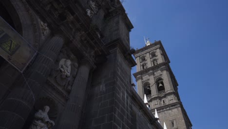 Torre-De-La-Pared-Exterior-De-La-Catedral-De-Puebla,-Iglesia-Católica-Romana-Puebla,-México