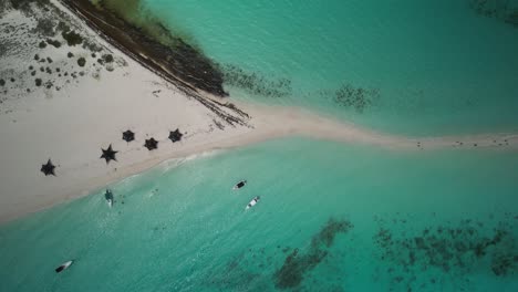 Ein-Weißer-Sandstrand-Mit-Booten-Und-Klarem,-Türkisfarbenem-Wasser,-Luftaufnahme