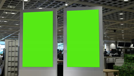 Movimiento-De-Dos-Carteles-De-Pantalla-Verde-En-Una-Zona-De-Restaurante-Dentro-De-Una-Tienda-Ikea-Con-Resolución-4k