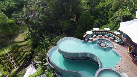 Club-De-Día-En-La-Jungla-Cretya-Ubud-Con-Lujoso-Bar-Salón-Y-Piscina,-Toma-De-Drones