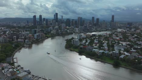 Brissy-Brisbane-Ciudad-Río-Muelle-Citycat-Ferry-Barcos-Australia-Aéreo-Drone-Banco-Sur-Parque-Horizonte-Rascacielos-Grúas-Mañana-Sol-Lluvioso-Nubes-Australiano-Verano-Otoño-Invierno-Hacia-Arriba-Movimiento