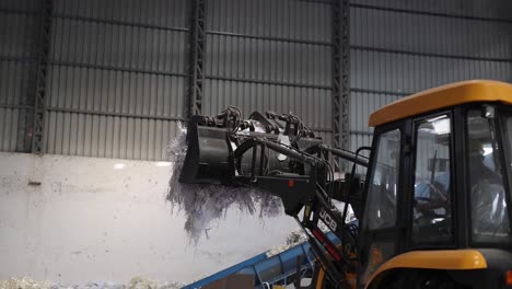 Werfen-Des-Abfalls-In-Die-Recyclingmaschine-Mit-JCB