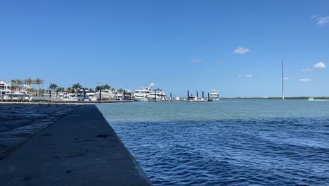 Barco-Muelle-Pan-Disparado-Al-Agua-Bajo-Puentes-Time-Lapse_iphonepro12max_1080p30fps