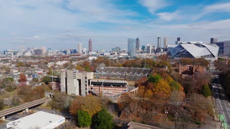 Drohnenaufnahme-Des-Verlassenen-Alonzo-Herndon-Stadiums,-Mercedes-Benz-Stadiums-Mit-Blick-Auf-Die-Wolkenkratzer-In-Der-Innenstadt-Von-Atlanta-Im-Herbst