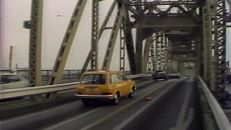 Autos-Aus-Den-1970er-Jahren-Fahren-Auf-Einer-Stahlbrücke-In-Portland,-Oregon